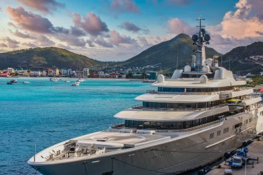 Alacakaranlıkta Büyük Lüks Özel Yat