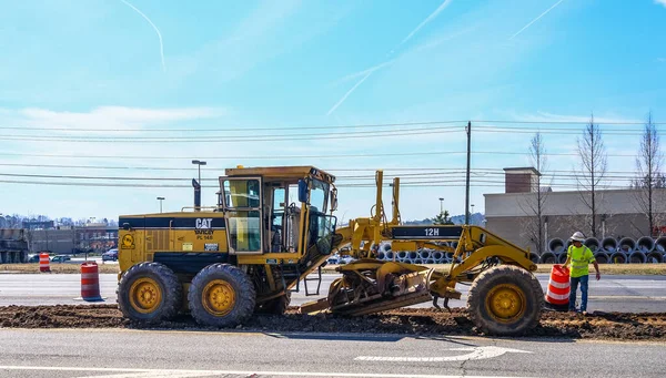 Homem trabalhando construção de estradas — Fotografia de Stock