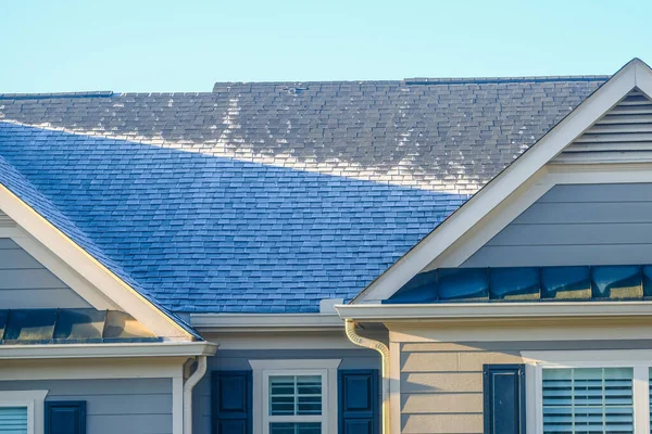 屋根の上の影の霜 — ストック写真