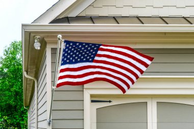 Yandaki Ev 'de Amerikan Bayrağı