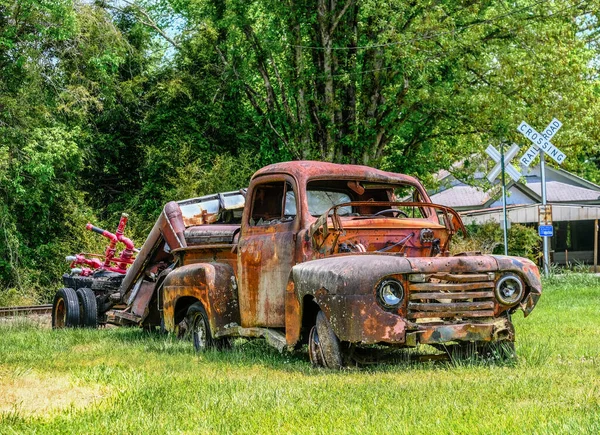 Viejo camión oxidado por cruce de ferrocarril — Foto de Stock