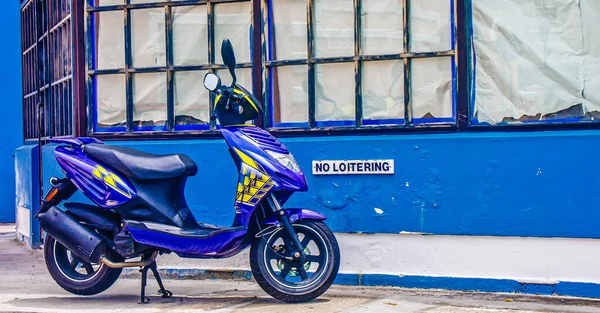 Kaldırımda Mavi Scooter — Stok fotoğraf
