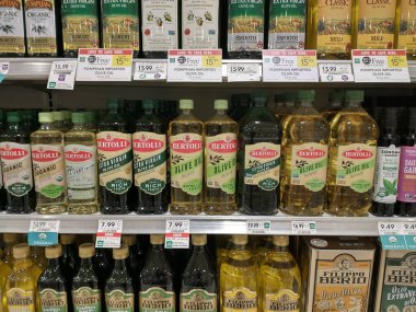 Bir şişe zeytinyağı.