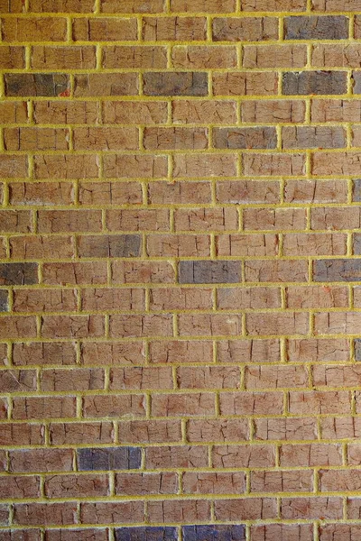 Ściana murowana z żółtą zaprawą — Zdjęcie stockowe