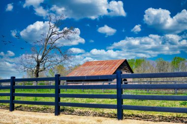 Çitin arkasındaki eski ahır