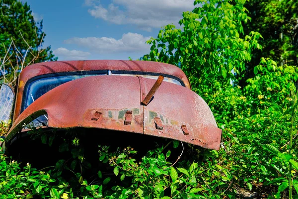 Capucha hasta en viejo oxidado camión — Foto de Stock