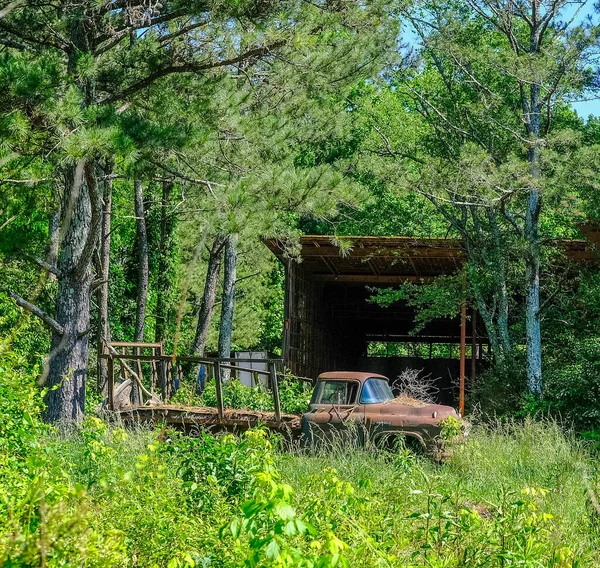 Elhagyott teherautó az öreg Shed — Stock Fotó