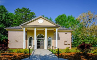 Mezarlıktaki anıt mezar.