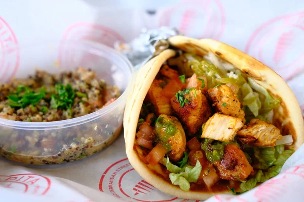 Gyro de pollo picante con Tabouli — Foto de Stock