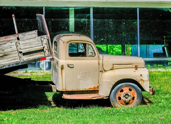 Vieux camion à benne — Photo