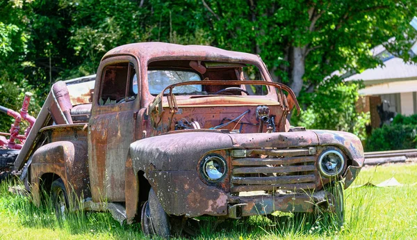 Vieja camioneta oxidada — Foto de Stock