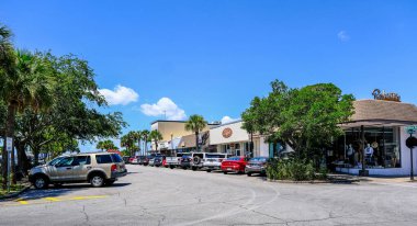 Aziz SIMONS, GEORGIA - 8 Haziran 2021: St Simons Adası, Georgia, kısmen Village 'daki plaj ve barlar ve restoranlar sayesinde tüm bariyer adaları arasında en çok aile dostu olan ülke.