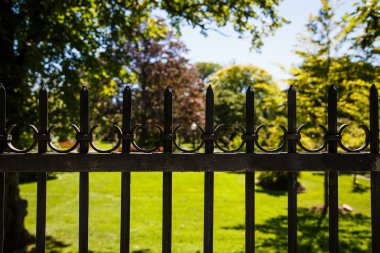 Eski siyah demir Çit Bahçe çevresinde