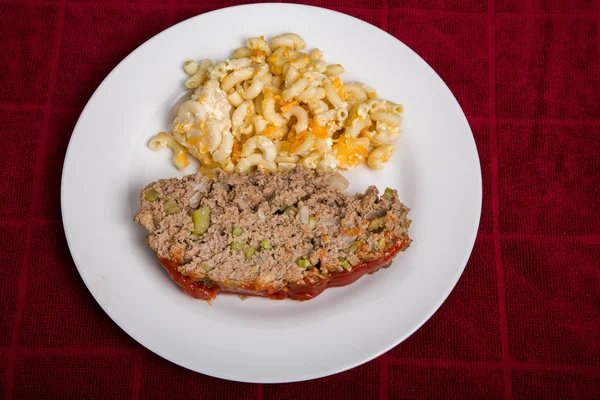 Meatloaf en macaroni kaas op rode handdoek — Stockfoto