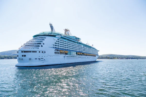 Luxus-Kreuzfahrtschiff in sonniger Bucht — Stockfoto