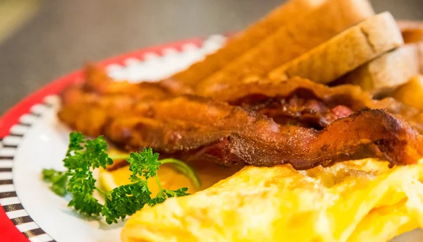 Desayuno de huevos revueltos con tocino y tostadas —  Fotos de Stock