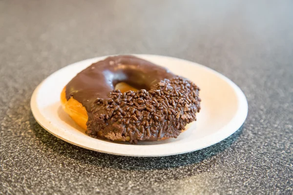 Donut de chocolate con chispas — Foto de Stock