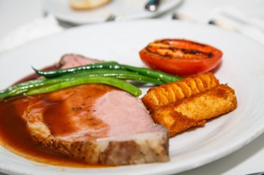 fasulye sosu, patates puffs ile prime kaburga