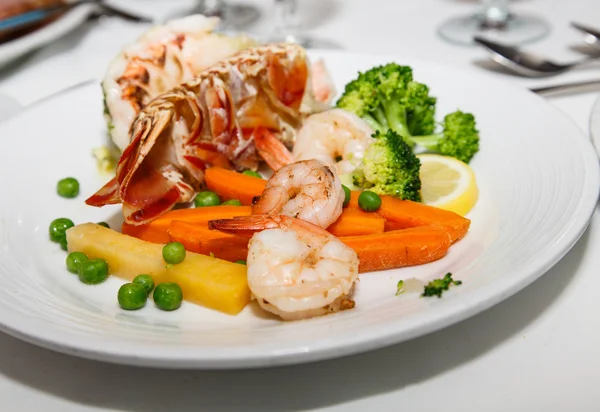 Prato de frutos do mar com lagosta e camarão — Fotografia de Stock