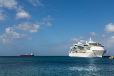 Beyaz ve kırmızı yük gemisi gemi cruise