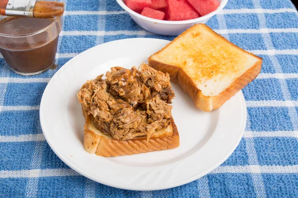 Sándwich de Puerto Barbacoa con Salsa y Sandía —  Fotos de Stock