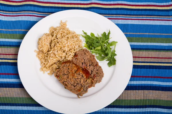 Rulo köfte pirinç ve roka üzerinde çizgili Amerikan Servisi — Stok fotoğraf