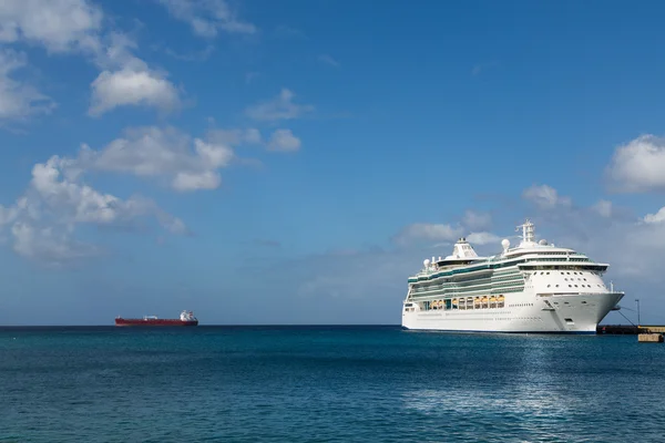 Wit cruise schip en rode vrachtschip — Stockfoto