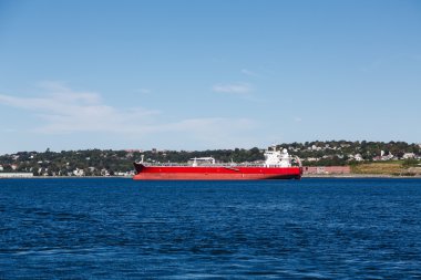 boş kırmızı yük gemisi mavi su