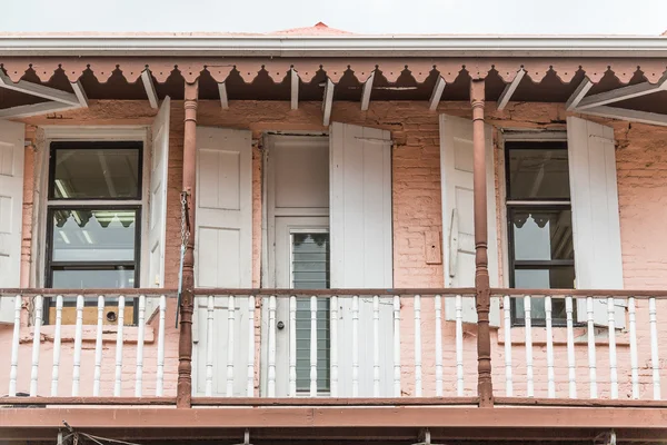 Oud roze en witte gebouw met deuren en ramen — Stockfoto