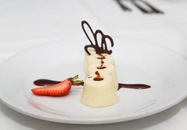 Witte mousse en chocolade dessert — Stockfoto