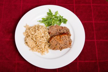 rulo köfte pirinç ve roka kırmızı havlu üzerinde