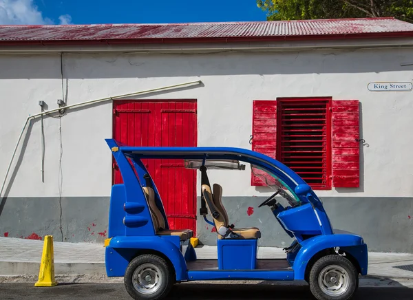 Eski bina önünde mavi elektrikli otomobil — Stok fotoğraf