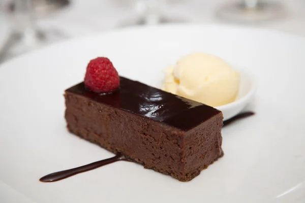 Шоколадный десерт с малиной и мороженым — стоковое фото