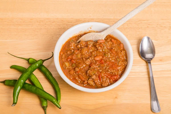 Chili med paprika och trä sked — Stockfoto
