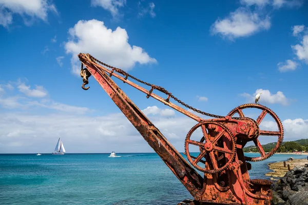 Grúa roja con agua azul y cielo — Foto de Stock