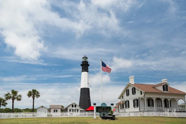 Amerikai zászló és tybee világítótorony — Stock Fotó