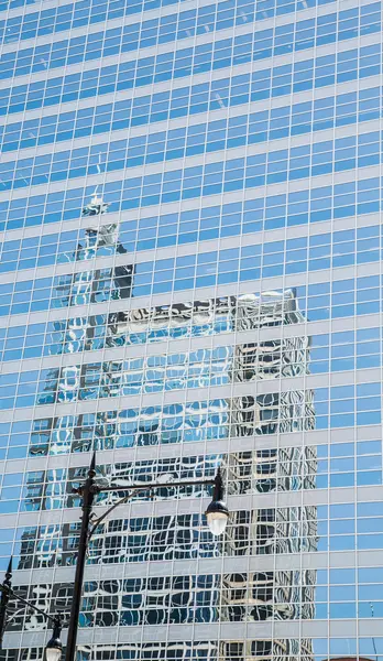 Gatubelysningen och reflektion i blått glastorn — Stockfoto
