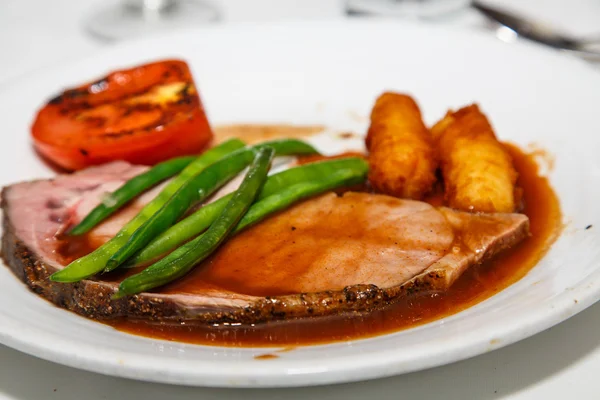 Prime Rib med Gravy Grønne bønner og tomat - Stock-foto