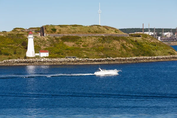 White Boat Past White Lighthouse — Stock Photo, Image