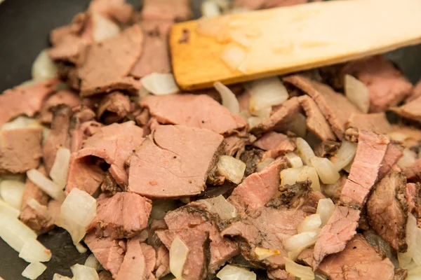 Vaření hovězího masa a cibule — Stock fotografie