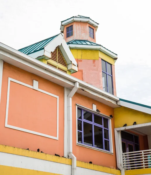 Färgstarka byggnaden i nassau bahamas — Stockfoto