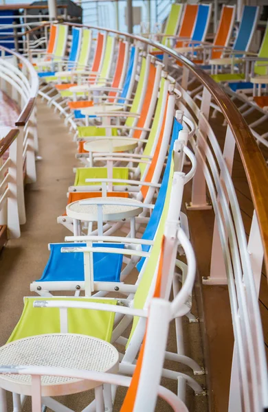 Linia żółty, pomarańczowy i niebieski krzesła — Zdjęcie stockowe