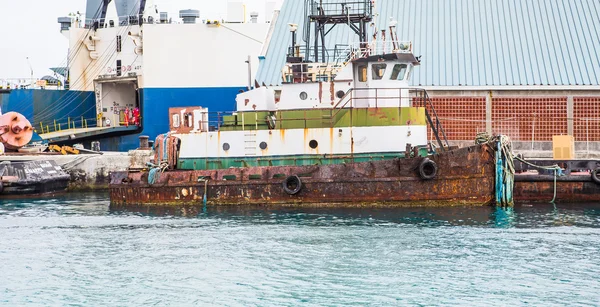 Oude roestige sleepboot bij dock — Stockfoto