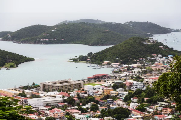 Bay en stad op st thomas in het Caribisch gebied — Stockfoto