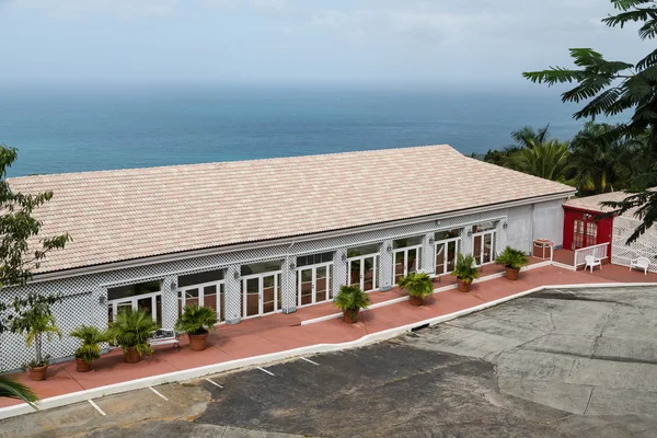 Pabellón blanco con vistas al mar — Foto de Stock