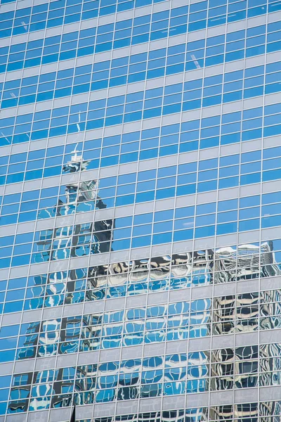 Blå office glas speglar byggnad — Stockfoto