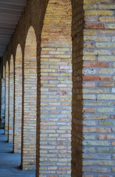 Colunas de tijolo arqueadas — Fotografia de Stock