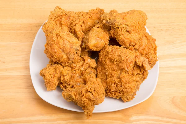 Assiette carrée de poulet frit sur table en bois — Photo