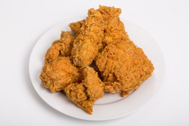 Beş beyaz sayaç üzerinde kızarmış tavuk parçası