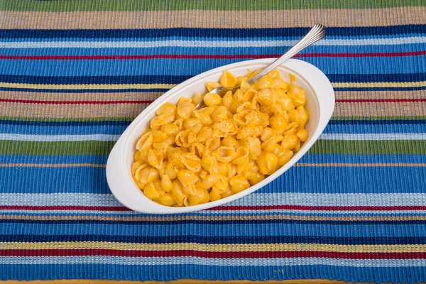 Makkaroni und Käse mit Gabel auf gestreiftem Tischset — Stockfoto